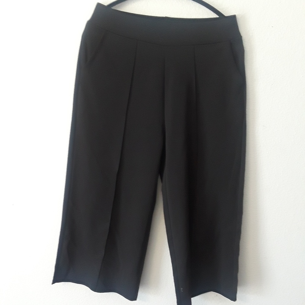 Black wide leg Capri pants